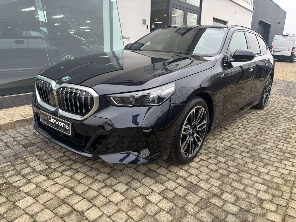 BMW 520  i MSport Trekhaak Pano Standverwarming Carbon