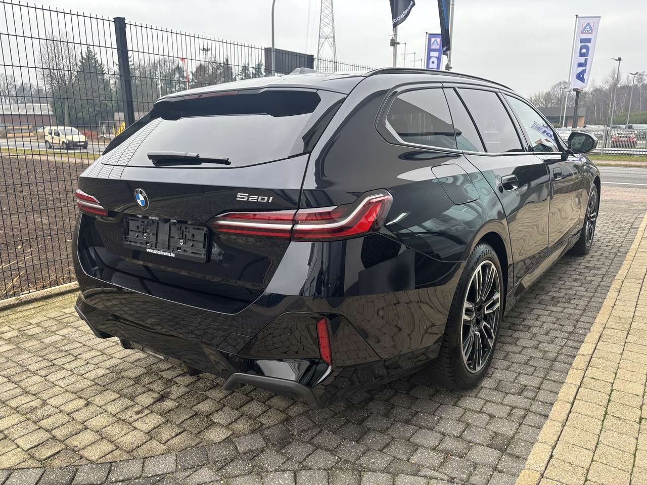 BMW 520  i MSport Trekhaak Pano Standverwarming Carbon