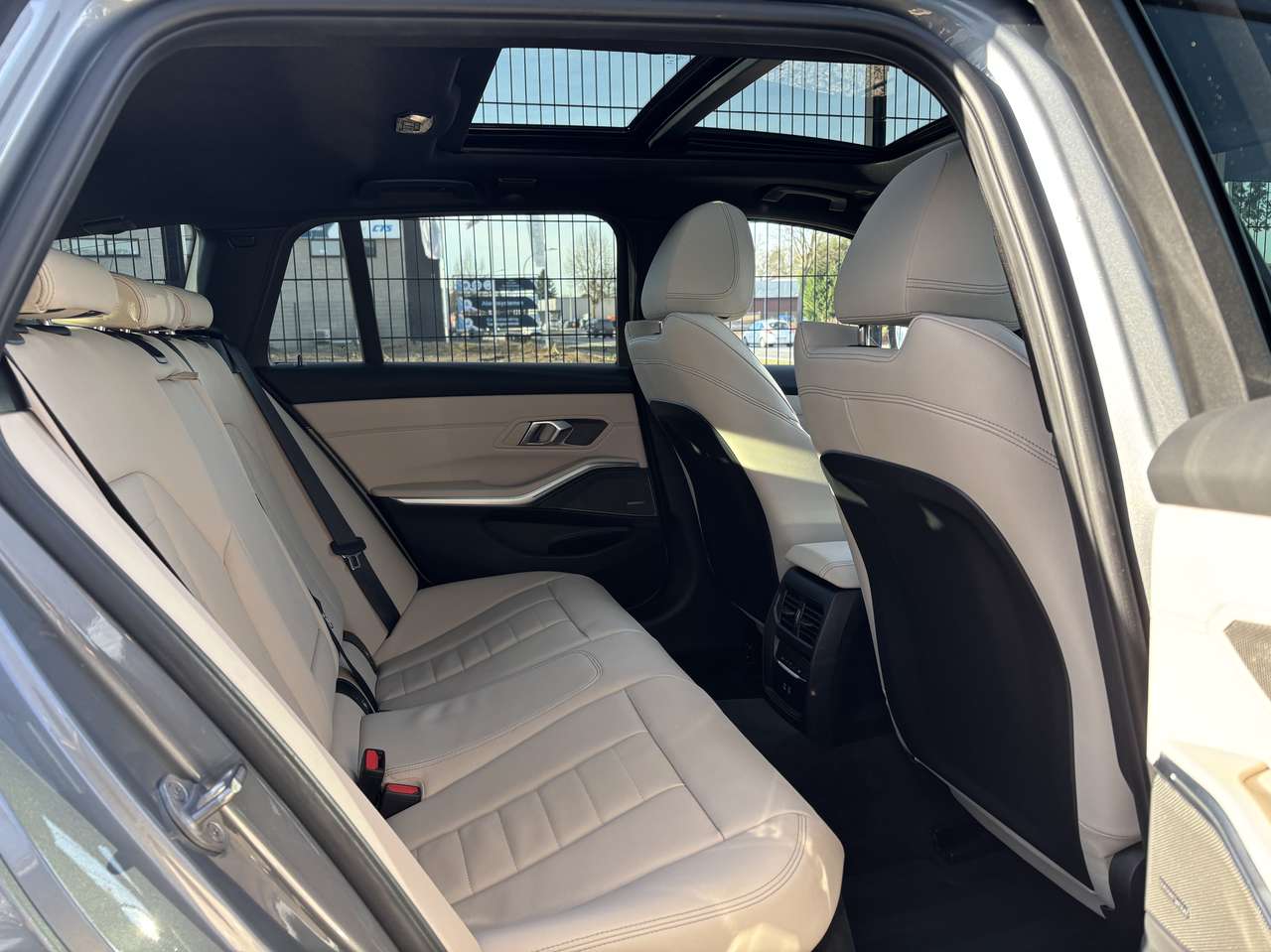 BMW 330  e facelift2 Msport Trekhaak HK 360° HUD Panodak